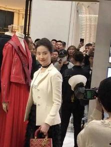 吃瓜路人拍照图片,吃瓜路人镜头下的趣味瞬间