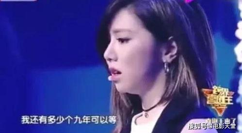 女友在吃瓜情侣,情侣间的甜蜜互动瞬间