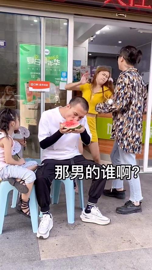 女友在吃瓜情侣,情侣间的甜蜜互动瞬间