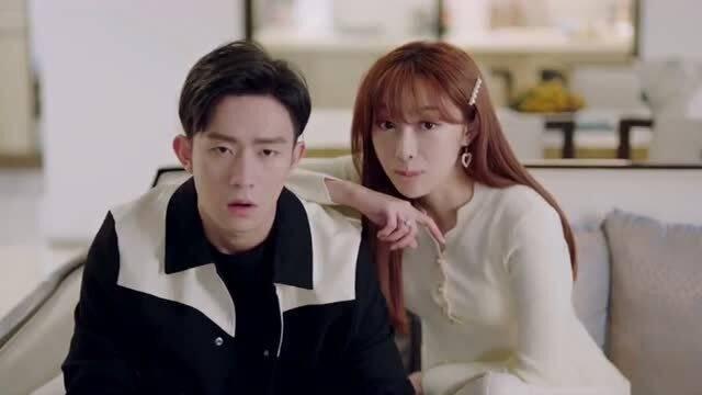 女友在吃瓜情侣,情侣间的甜蜜互动瞬间