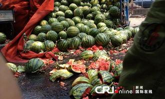如皋小吃街吃瓜,瓜果飘香，味蕾盛宴一网打尽