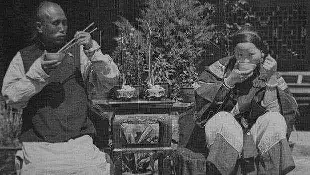 穿越晚清吃瓜流水账,那些年我见证的宫廷秘闻与民间趣事